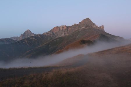 À l’aube, le brouillard se dissipe et laisse entrevoir le Pelvo d’Elva. 