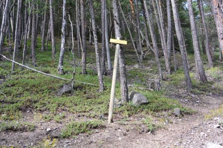 Le panneau au départ du petit sentier qui mène directement aux Ruines du Giet.