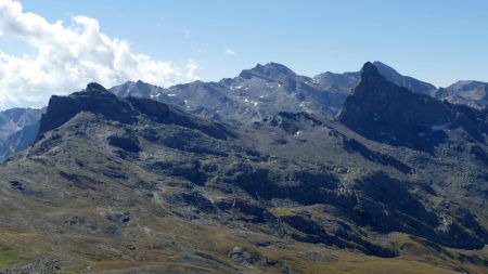 Presque centrée sur le Mont de Salsa.