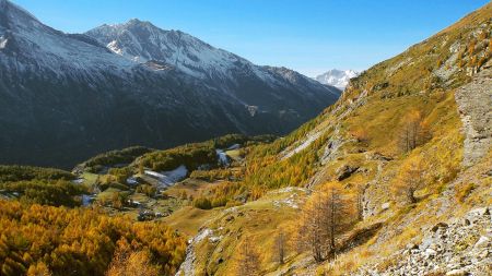 Vue sur le Monal en contrebas, après la sortie du vallon du Clou.