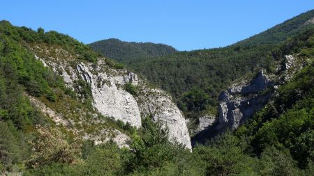 Regard arrière sur l’entrée des gorges.