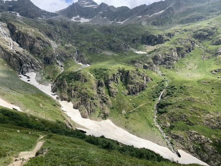 Le névé déconseillé pour la traversée.