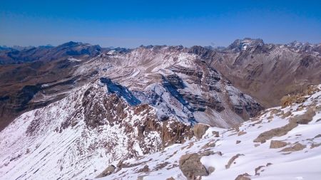 Vue au nord-ouest sur la crête rocheuse du Col des Jalabres