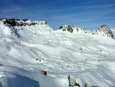 Au fond, le Col de la Charbonnière