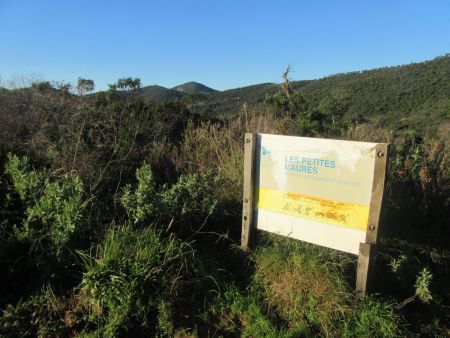 De nombreux panneaux explicatifs jalonnent le parcours.