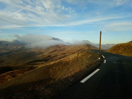 Brumes sur le Caire Brun (2823m) et les Pointes Le Chevalier (2886m) au lever du soleil