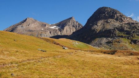 En montée vers Plan Sec, face aux Aiguilles Rousses et à l’Ouille de Gontière.