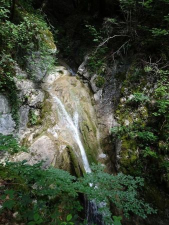 Au-dessus de la cascade