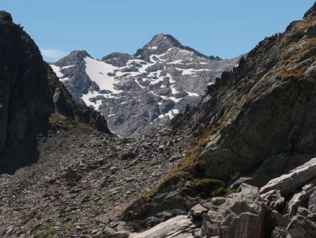 Derrière le col de la Croix, le Rocher Blanc se montre.