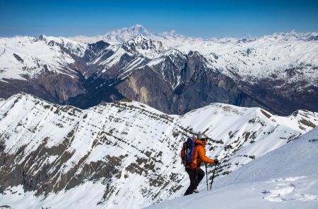 Fredo sort du couloir.