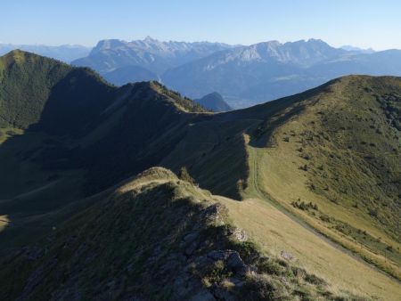 Descente de la crête en direction de la Pointe de Perret...