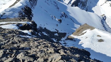 Sur l’arête des Lacs, regard sur la pente