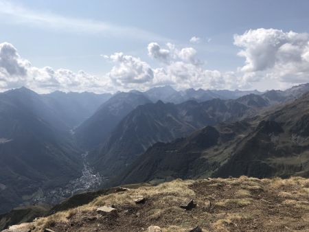 Dans le bas Cauterets, à gauche le Pic d’Ardiden, au centre le Vignemale