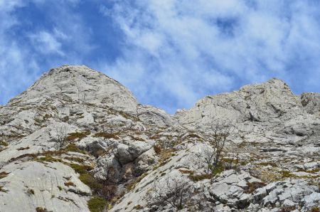 Les falaises que l’itinéraire contourne