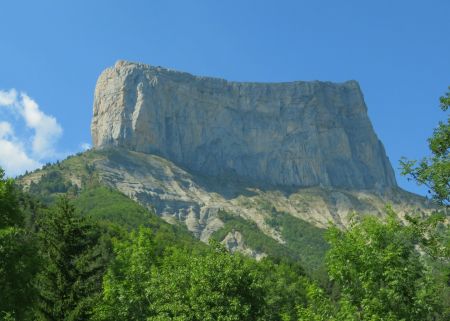 En ressortant de Richardière, au niveau du pont de Donnière, léger zoom sur le Mont Aiguille tout proche, par-dessus les nombreux arbres qui s’interposent.