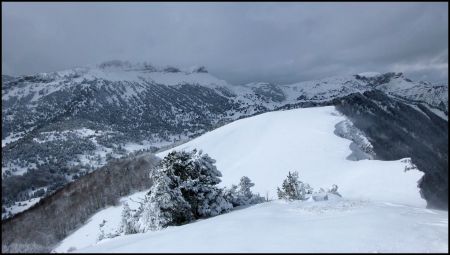 Le Vallon de Combeau entouré du Sommet de la Montagnette et Tête Chevalière. Au premier plan, les crêtes nord de la Tête de Praorzel.