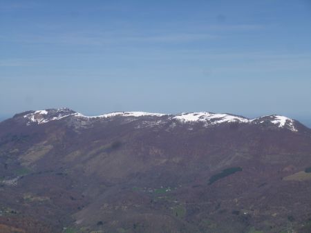 Du sommet vue sur la crête de Cournudère encore enneigée