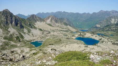 Les Lacs Estagnol, Nère, Dets Coubous et de Tracens vus de la crête Dets Coubous