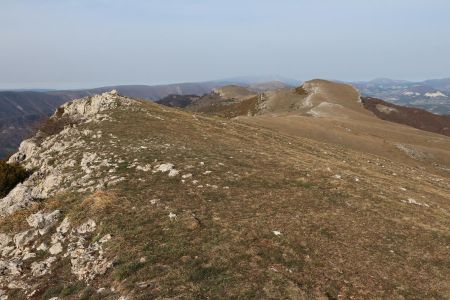 Au sommet culminant de la Montagne de Mare avec le deuxième en face, et le Ventoux dans la brume..