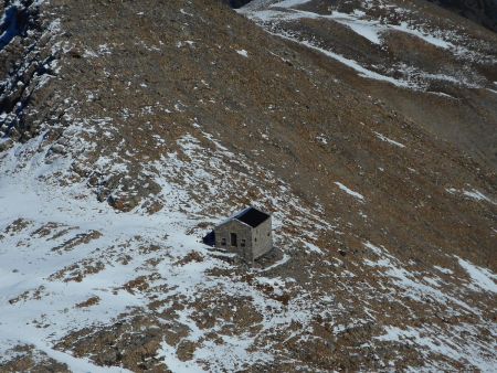 Cabane à l’ouest du lac sur les hauteurs.