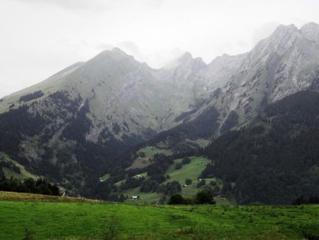 Descente sur les Cernets. Au fond, pointe de Merdassier, combe de la Blonnière, Étale.