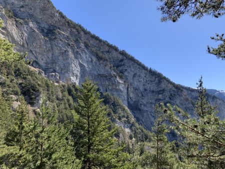 Une partie de la montée longeait la falaise en face