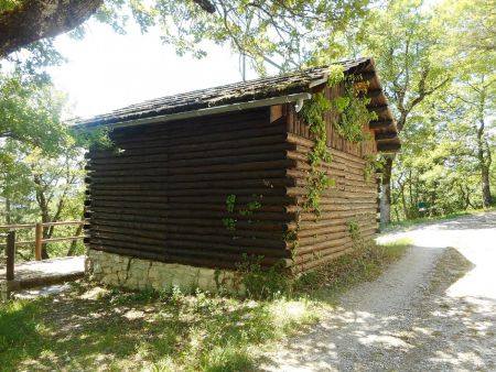 Refuge du Molard (juste un abris pour la pluie en fait...).