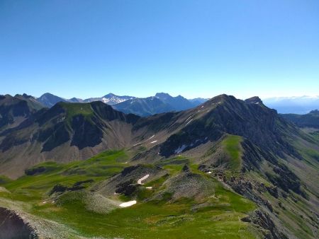 Du sommet du Piolit, plein est : vue sur l’ensemble de la crête restant à parcourir : le Col de Chorges, les Parias, le Col de Fleurendon, la Pointe de Fleurendon