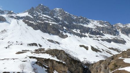 Refuge du Roc de  la Pêche et Aiguille de Chanrossa.