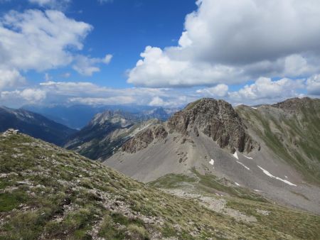 Redescente vers le col des Estronques (2651m). Au dessus, la pointe de Rassis (2844m). Au centre, la crête des Chambrettes (2582m).