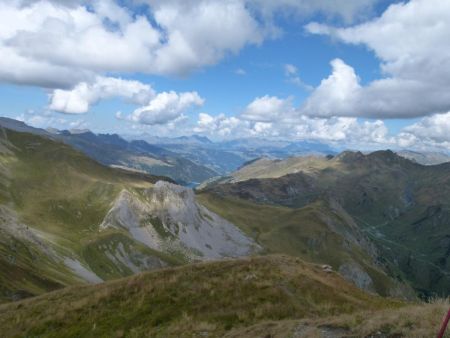 Depuis le sommet de La Pte de Combe Bénite (2575 m), la Crête de la Raisse (2414m) toute blanche, et le Lac de St Guérin tout au fond. 