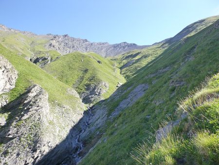 Puis on débouche sur un faux col avec la vue sur la plaine raide et herbeuse de la face sud du Mont Aiguillette