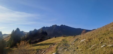 Vue sur une partie de l’itinéraire de crête. 