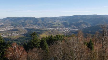 Au sommet de la Merkurturm, vue sur le Murgtal et Gernsbach.