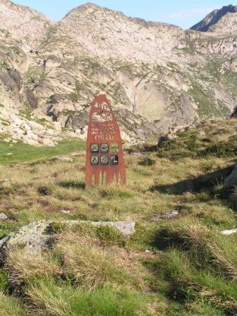 Panneau à l’entrée de la Réserve Nationale d’ORLU