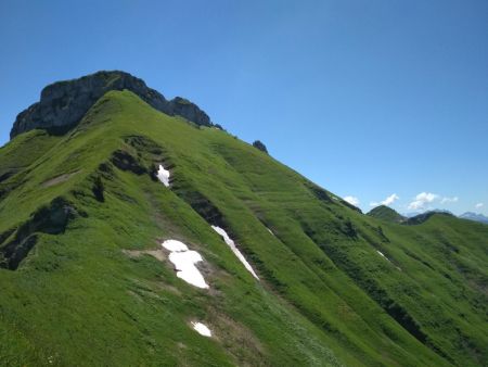 Regard arrière sur le sentier à flanc de montagne, le sommet surplombant