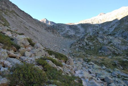 Au fond du Vallon apparait le Pic de Campbieil.