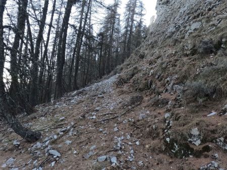 Longer la paroi au mieux jusqu’à se retrouver au pied d’une belle combe.