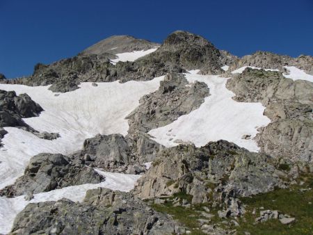 A l’horizon, à droite le sommet 2548, et vers la gauche la crête sommitale du Pic des Cabottes