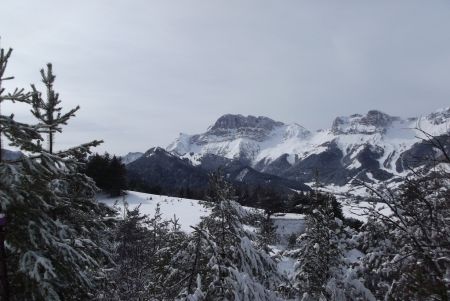 Aiguillette, Grand Veymont, Pas de la Ville, Pierre Blanche. Au 1er plan, le Grand Brisou et la crête des Alleyrons