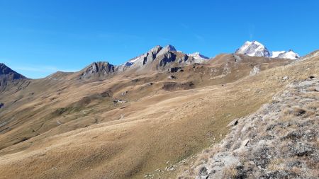 L’Alpe de Chavannes du Dessus ; au loin, le col de Chavannes