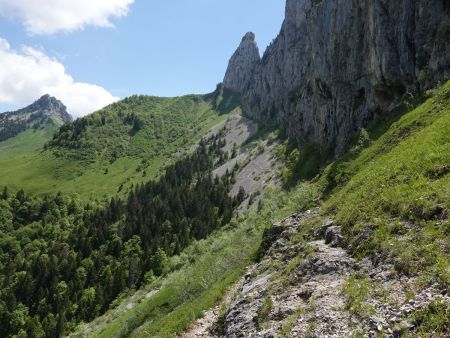 Au retour, on longera la base des Dents pour rejoindre le fond du vallon.