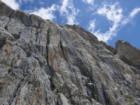 Sous les falaises. Ambiance très verticale