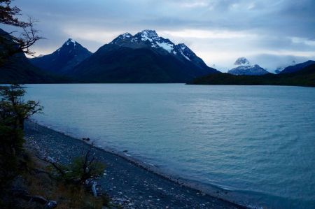 Lago Dickson devant le Cerro Ohnet