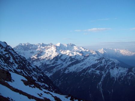 le soleil se lève sur les cimes