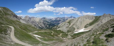 Depuis le col de Furfande (2500m), vue à l’ext. gauche sur le Pic du Gazon (2744m), à gauche le Pic de Jaillon (2720m), plus bas le Pic du Cros (2695m), la pyramide sombre qui dépasse est le Grand Peygu (2796m). À droite, le Pic de Rochebrune (3321m) et la Dent de Ratier (2660m).