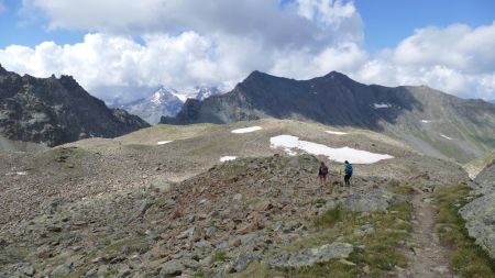 Retour ; la Grivola apparait au-delà du Col Garin.