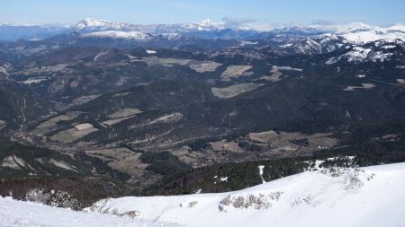 Vue au nord-ouest et tout au fond, sur le Vercors avec le Dôme du Glandasse et le Grand Veymont 