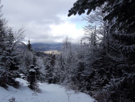 Gresse au soleil, sa montagne sous les nuages