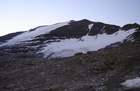 Au détour d’un rocher, la Pointe de Ronce se révèle.